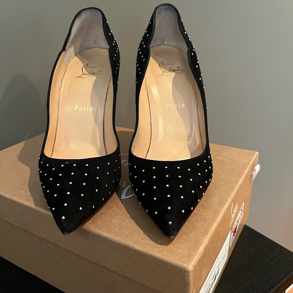 Almost New Auth Christian Louboutin Hot Chick
Plume Suede Pump - Black/Silver